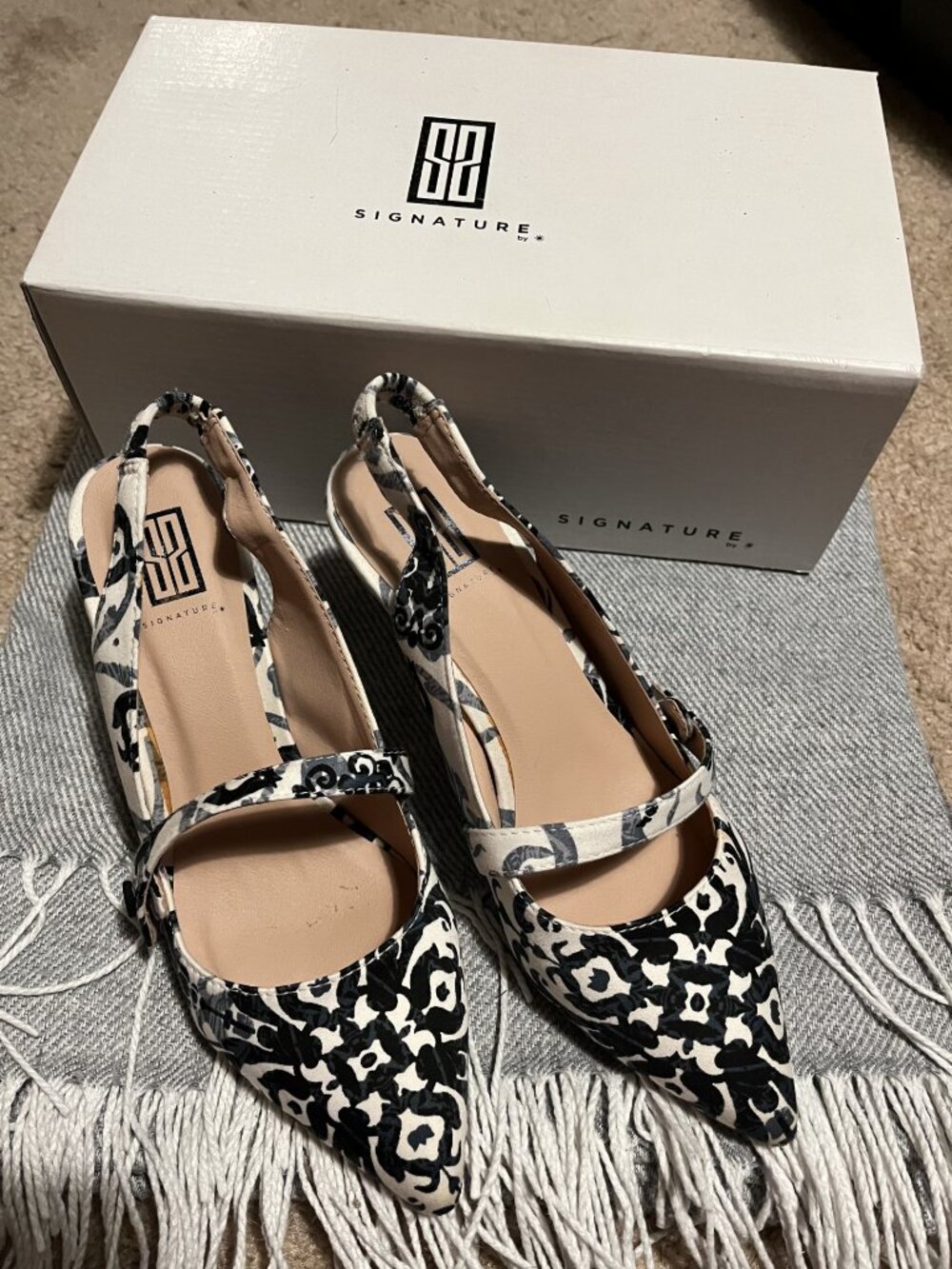Signature by Shoe Dazzle, slingback heels, black and white, size 6